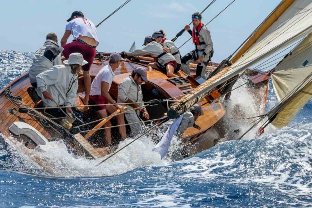 imagen en alta mar de embarcacion de regata venciendo la grvedad 