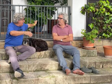 Els germans Ramon i Josep Moscardó conversant asseguts en uns esglaons del jardí de casa seva