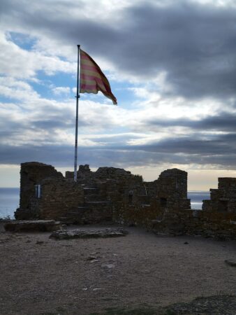 Bandrea Catalana ondeando en el castillo de Begur