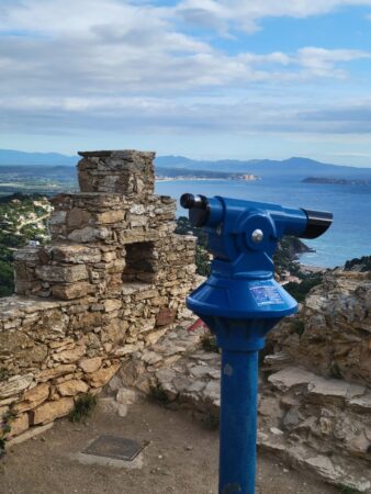 Telescopio desde el castillo de begur
