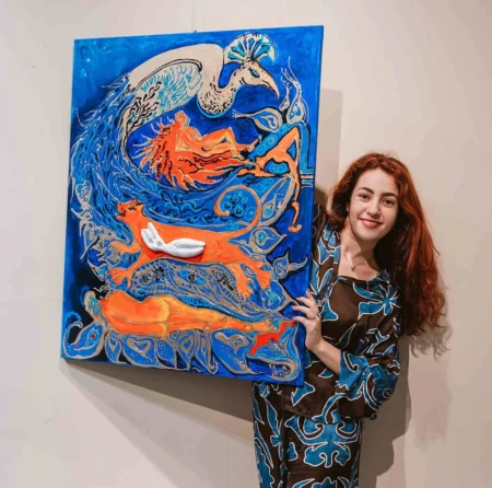 artista alekandra istorik presentando obra a galeria