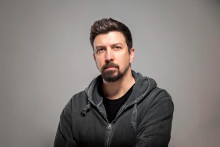 fotografia de estudio de medio cuerpo de jordi renart roca para presentcion