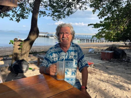Ramon Moscardo sentado en terraza junto a la playa